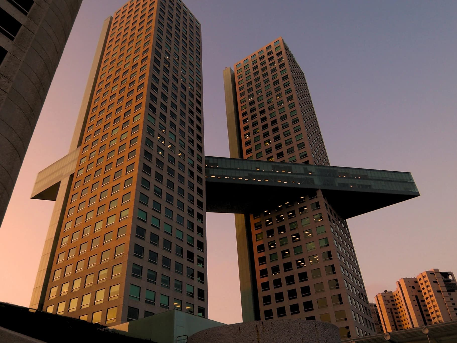 Las torres de Arcos Bosques, conocidas como "El Pantalón", sede GM Aesthetics en Ciudad de México